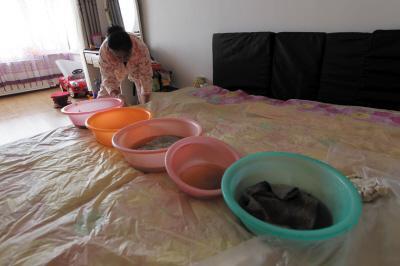 公安楼上漏水，住户失联，小区没物管，业主维权难！律师来支招……